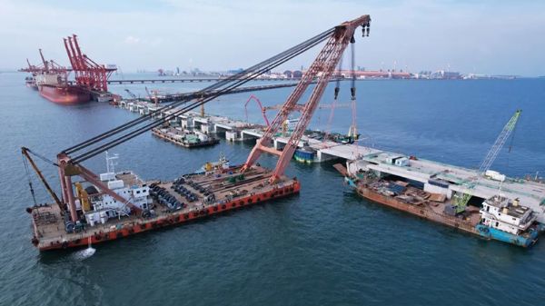 平台C818ZHT多用途自航系